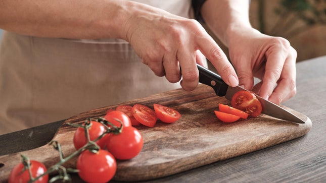 Aşçı küçük bir bıçakla domates dilimler